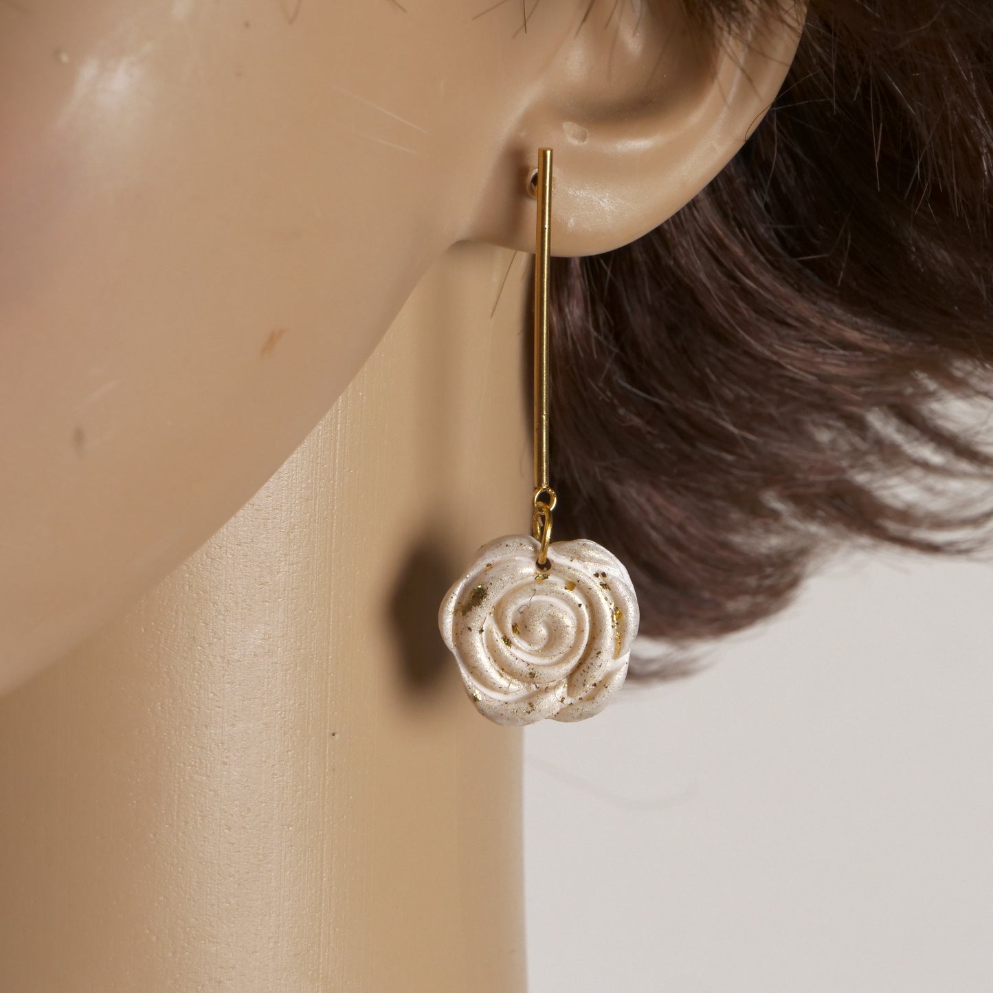 Boucles d'oreilles pendantes en forme de rose sculptée - Blanc
