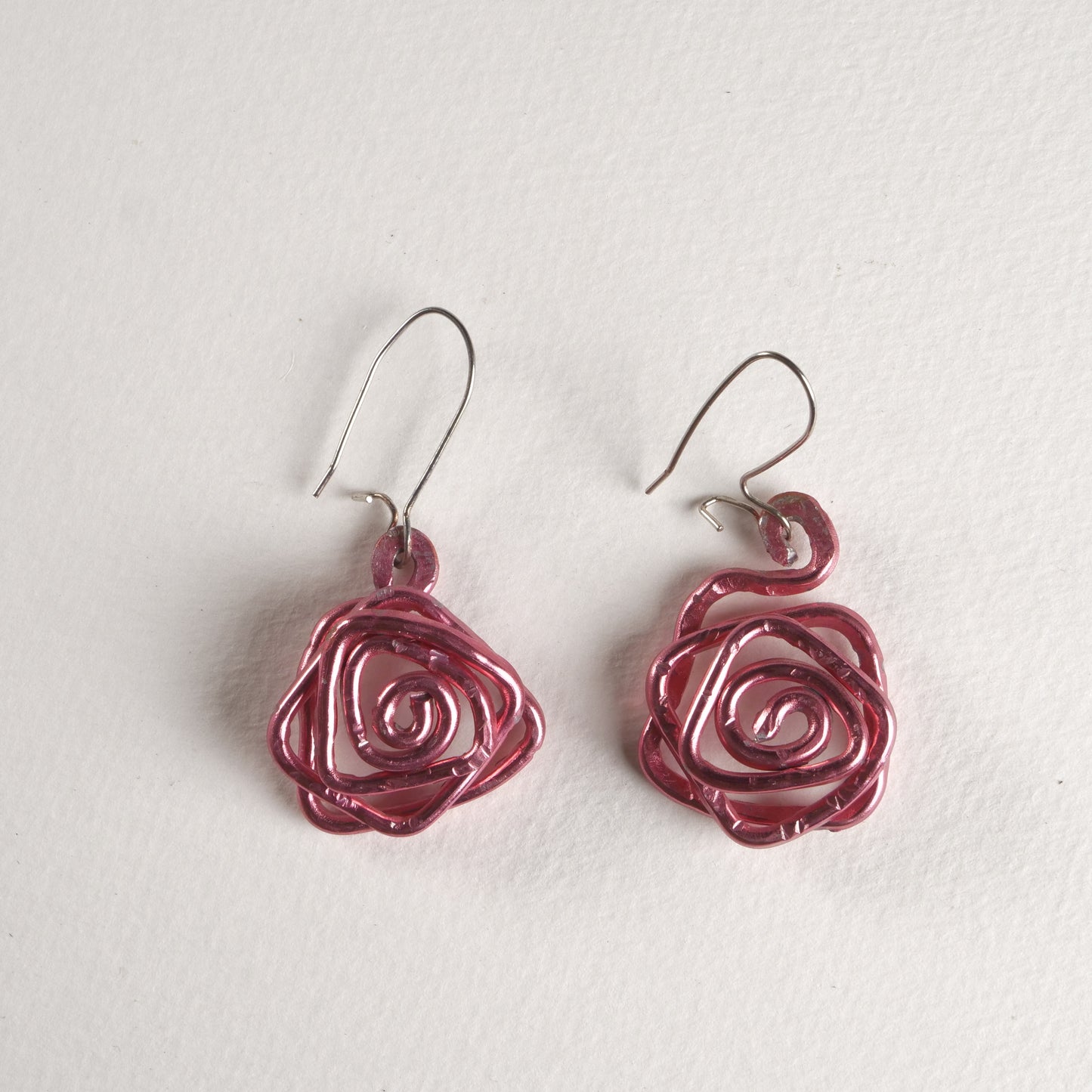 Boucles d'oreilles pendantes, rose enveloppée N°1