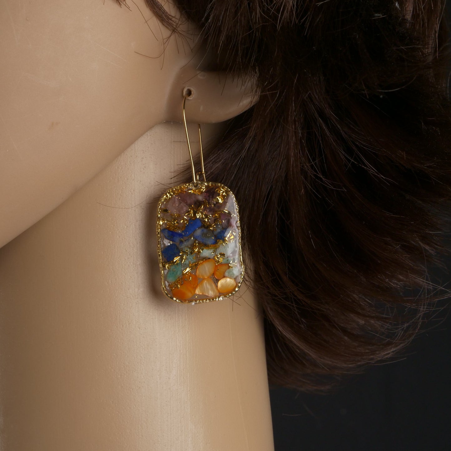 Boucles d'oreilles pendantes, Monolithe