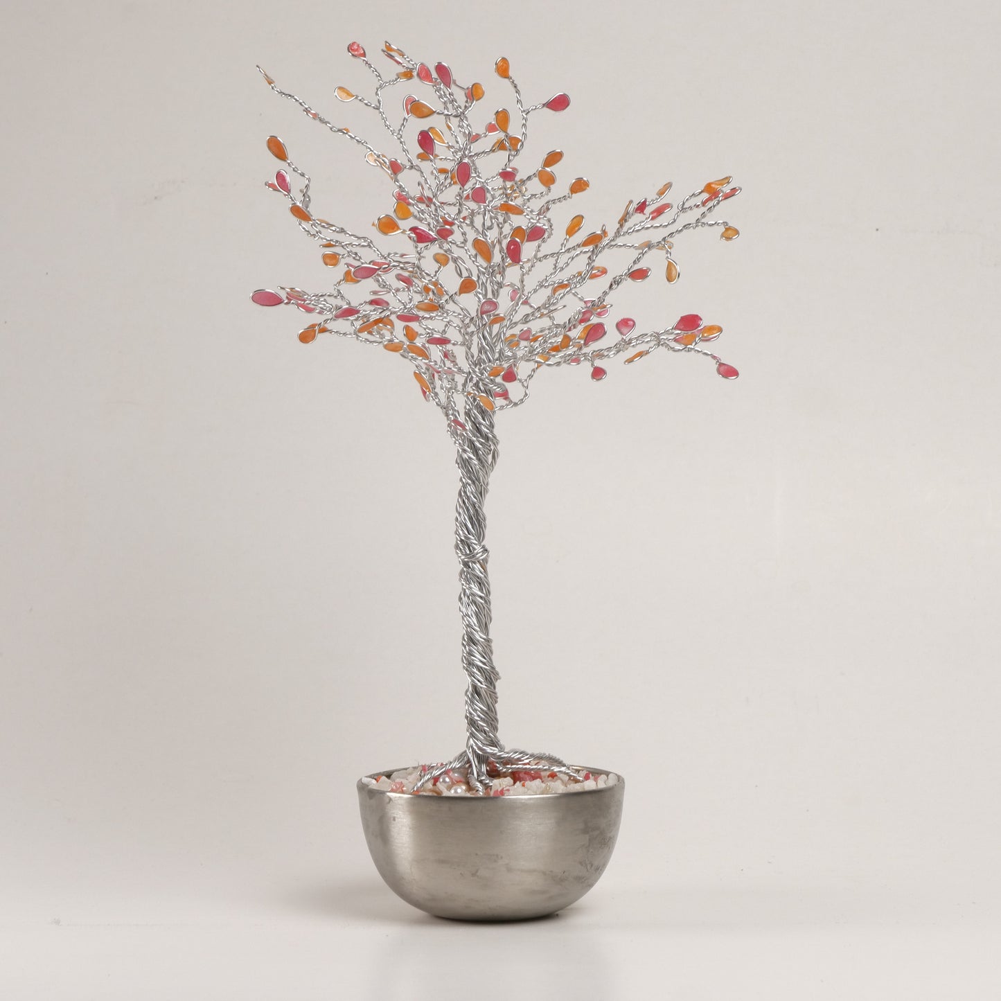 Arbre minimaliste en fil de fer argenté à fleurs