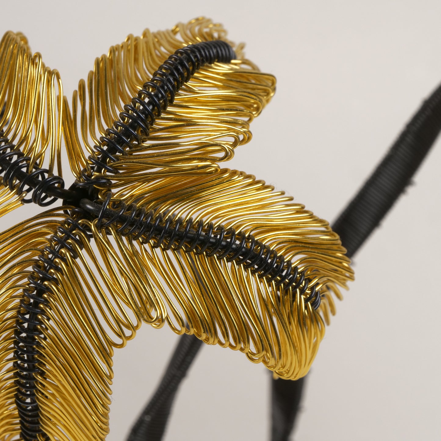 Art en fil de fer doré représentant un palmier tropical