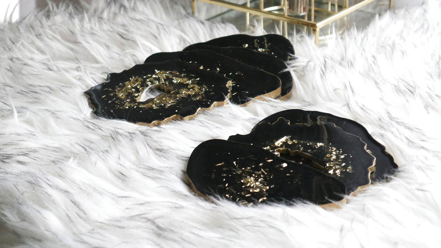 Dessous de verre en résine noire avec accent doré central