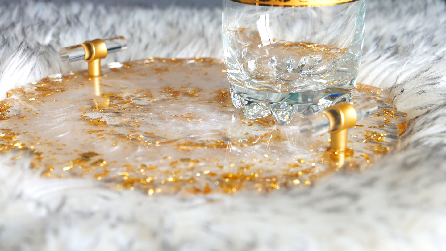 Plateau en résine avec poignées : Transparent avec feuilles d'or