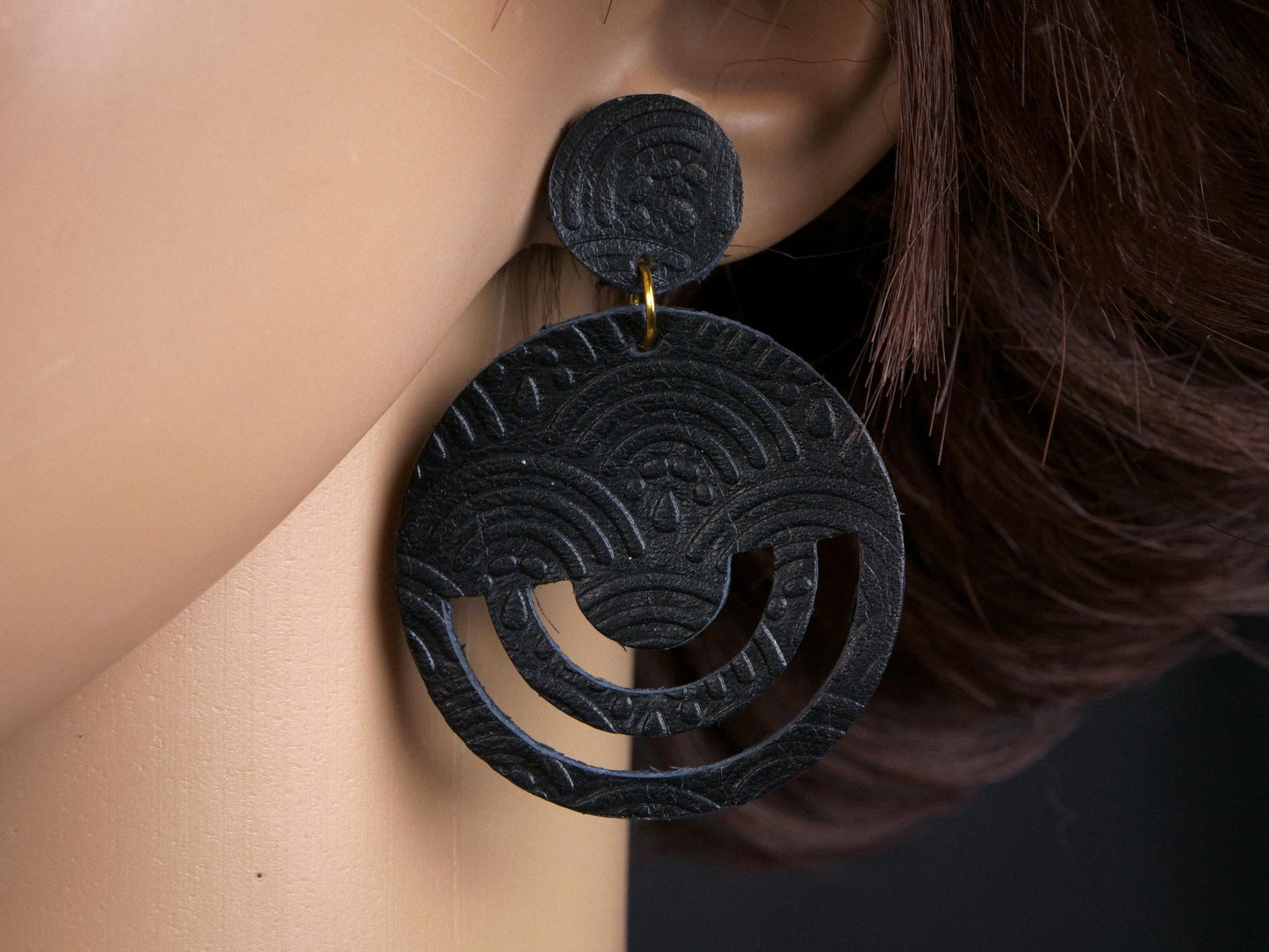 Boucles d'oreilles pendantes en cuir noir à découpes géométriques