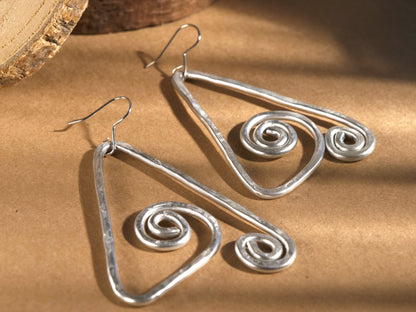 Boucles d'oreilles pendantes en spirale géométrique forgées à la main