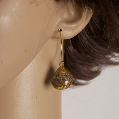 Boucles d'oreilles créoles en résine coquillage ambré