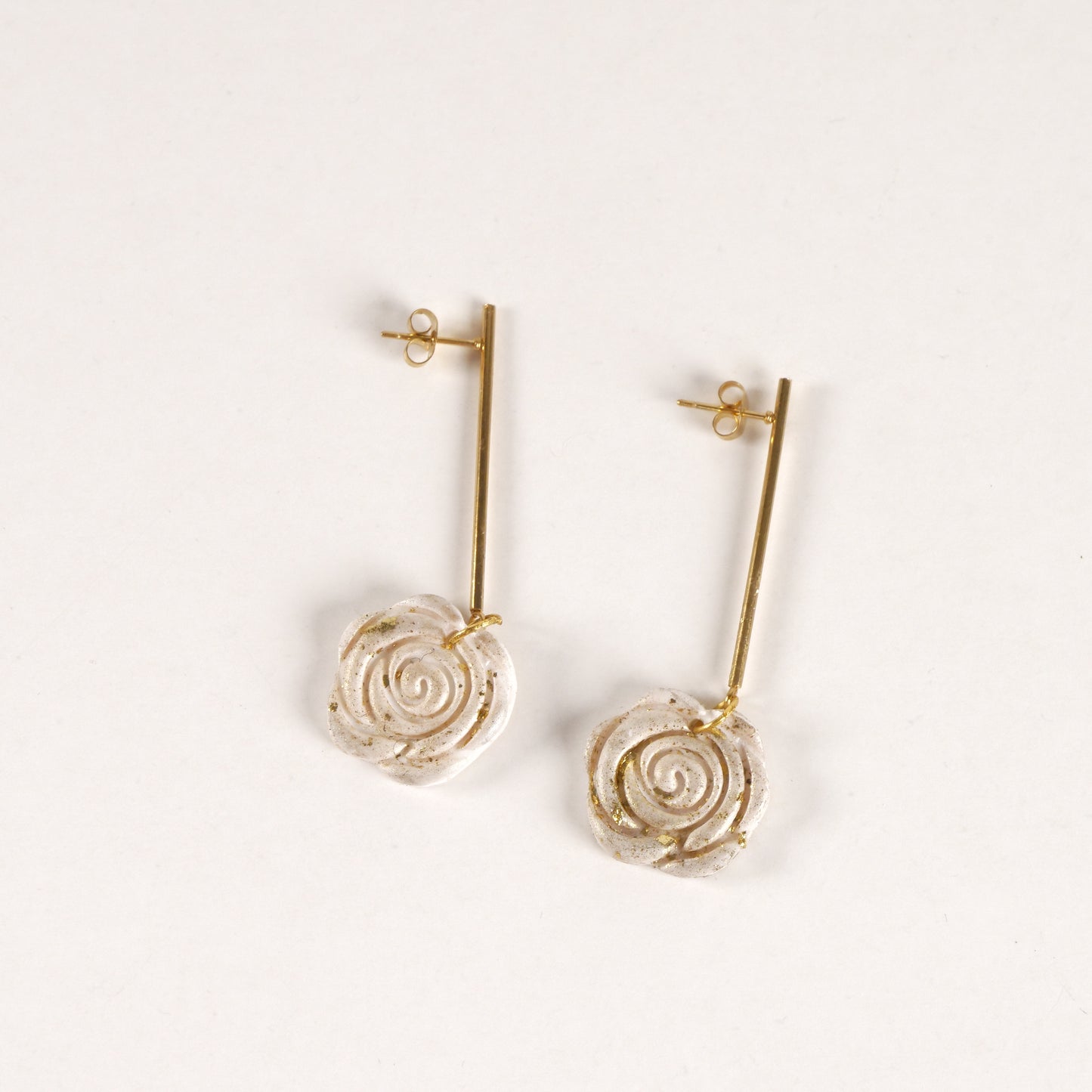 Boucles d'oreilles pendantes en forme de rose sculptée - Blanc