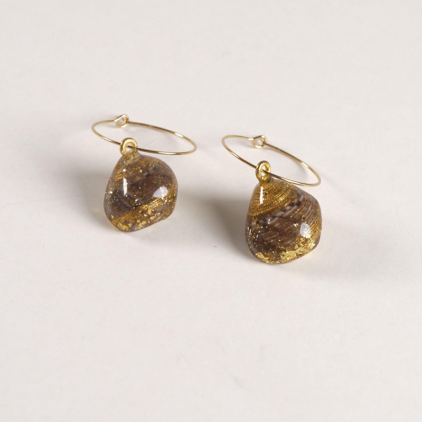 Boucles d'oreilles créoles en résine coquillage ambré