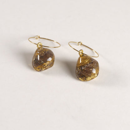 Boucles d'oreilles créoles en résine coquillage ambré