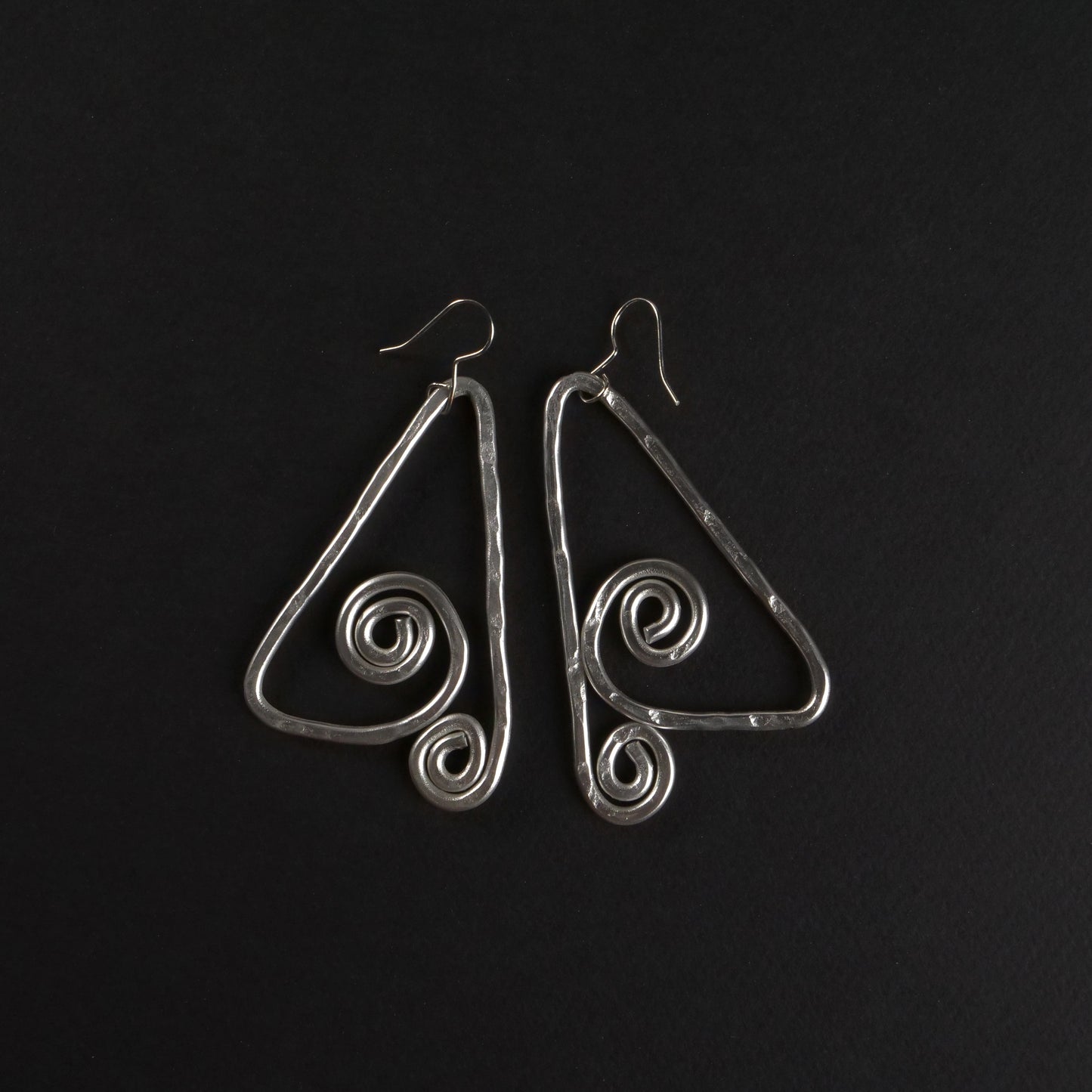 Boucles d'oreilles pendantes en spirale géométrique forgées à la main