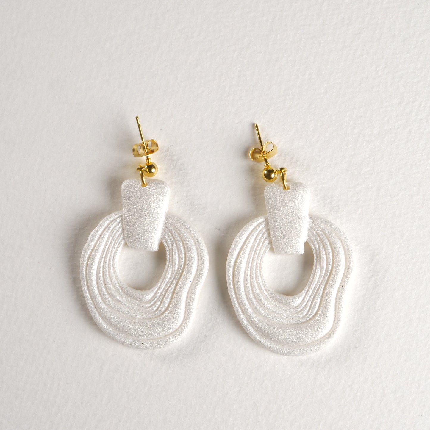 Boucles d'oreilles pendantes en forme de disque marguerite sculpté