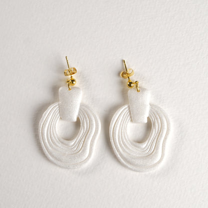 Boucles d'oreilles pendantes en forme de disque marguerite sculpté