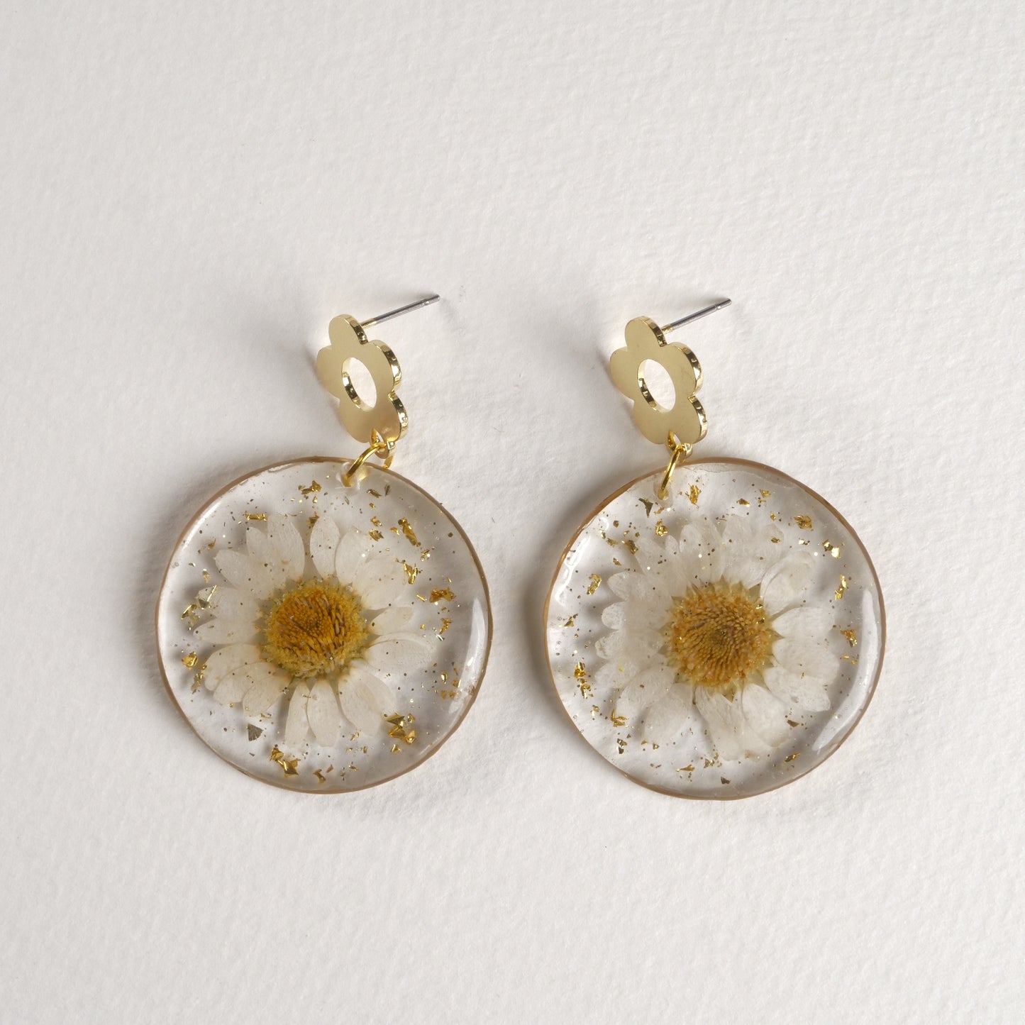 Boucles d'oreilles pendantes en résine avec marguerite séchée