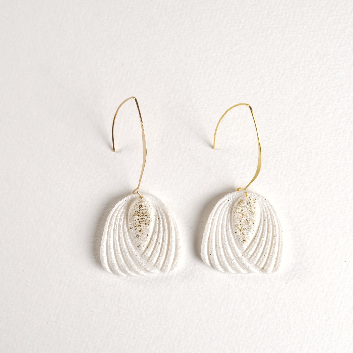 Boucles d'oreilles pendantes sculptées en forme d'éventail - Blanc
