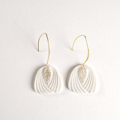 Boucles d'oreilles pendantes sculptées en forme d'éventail - Blanc