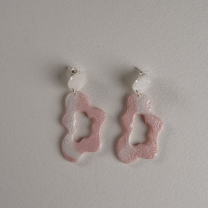 Boucles d'oreilles pendantes sculptées et ondulées