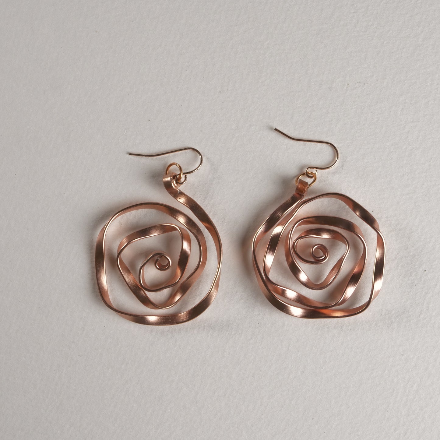 Boucles d'oreilles pendantes, rose enveloppée N°2