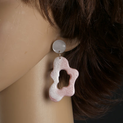 Boucles d'oreilles pendantes sculptées et ondulées