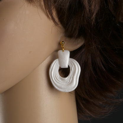 Boucles d'oreilles pendantes en forme de disque marguerite sculpté