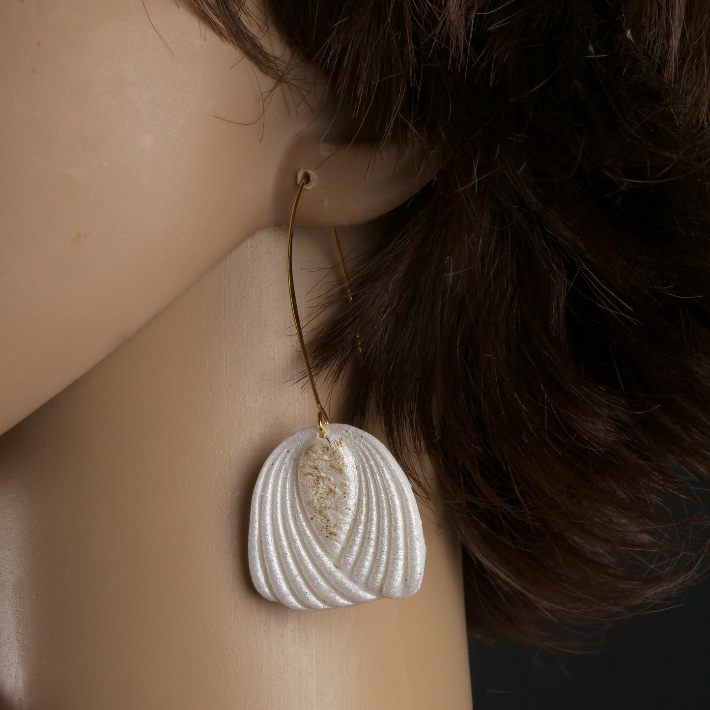 Boucles d'oreilles pendantes sculptées en forme d'éventail - Blanc