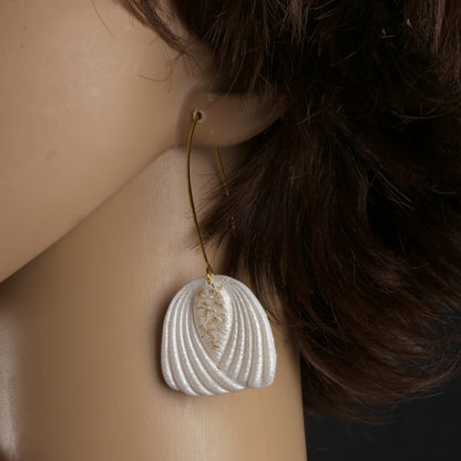 Boucles d'oreilles pendantes sculptées en forme d'éventail - Blanc