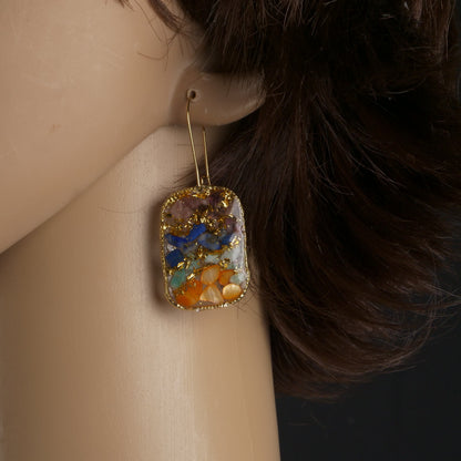 Boucles d'oreilles pendantes, Monolithe