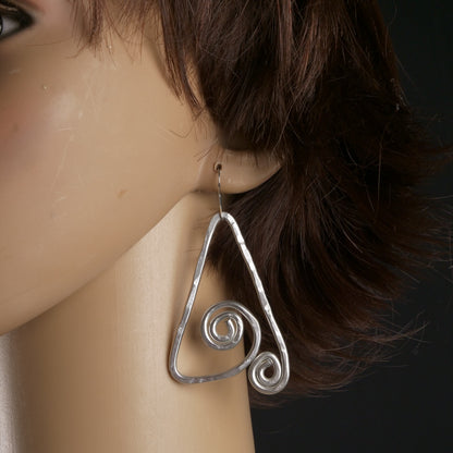 Boucles d'oreilles pendantes en spirale géométrique forgées à la main