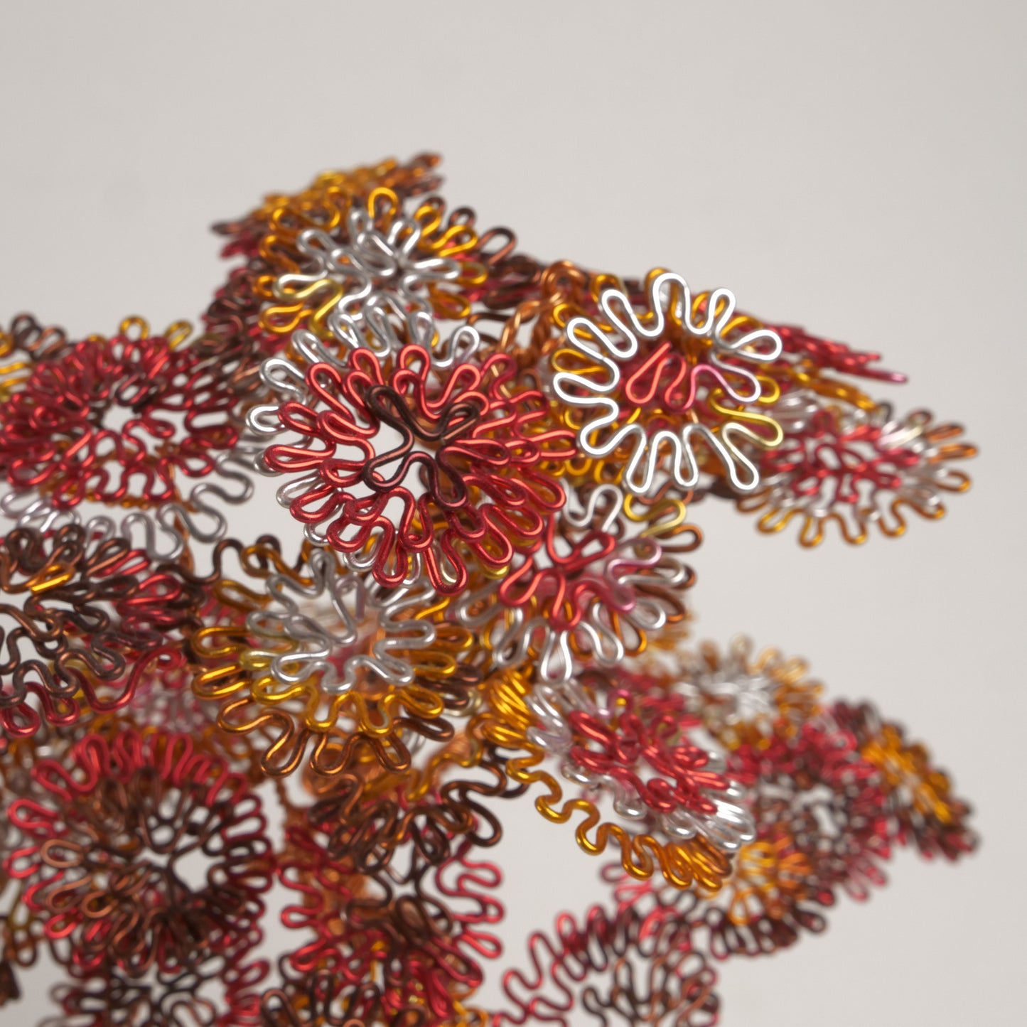 Bonsaï en fil de fer à feuillage cramoisi