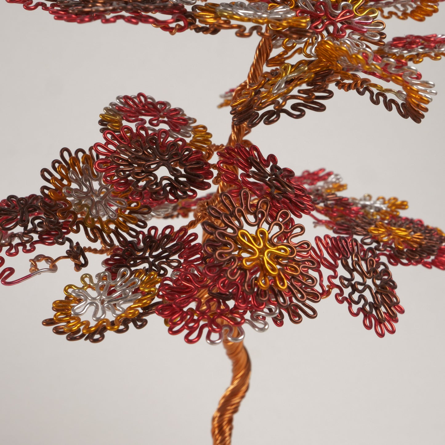 Bonsaï en fil de fer à feuillage cramoisi