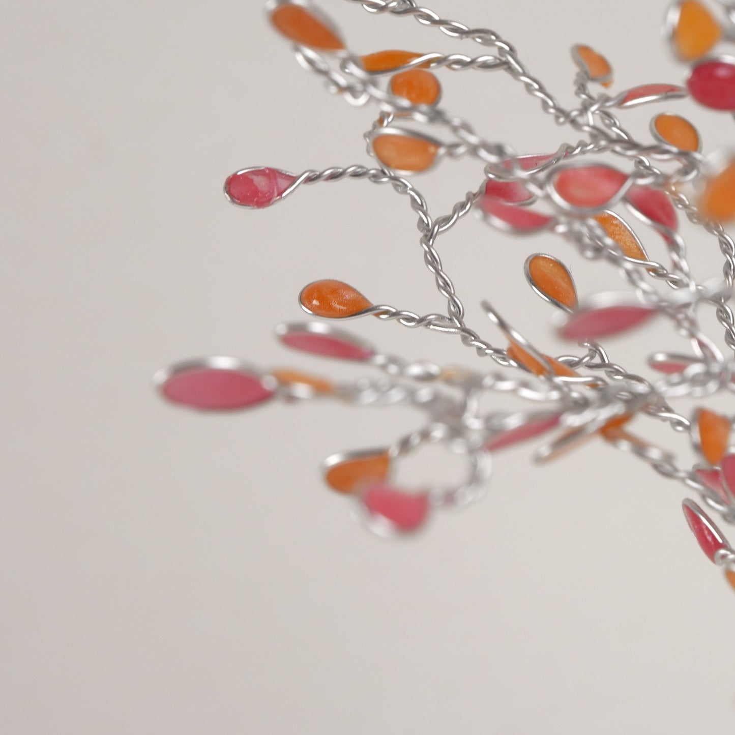 Arbre minimaliste en fil de fer argenté à fleurs