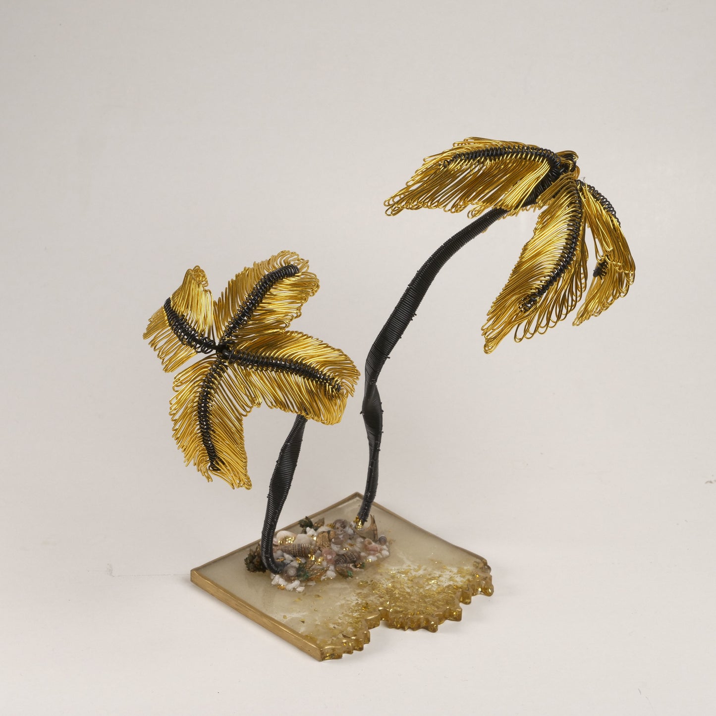 Art en fil de fer doré représentant un palmier tropical