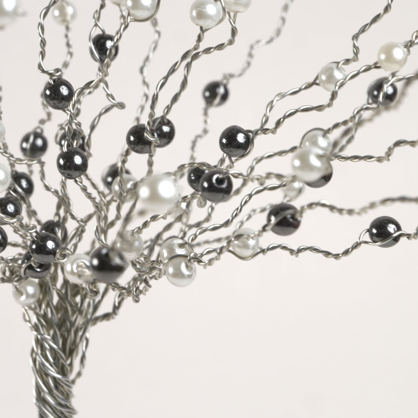 Arbre moderniste en fil d'argent