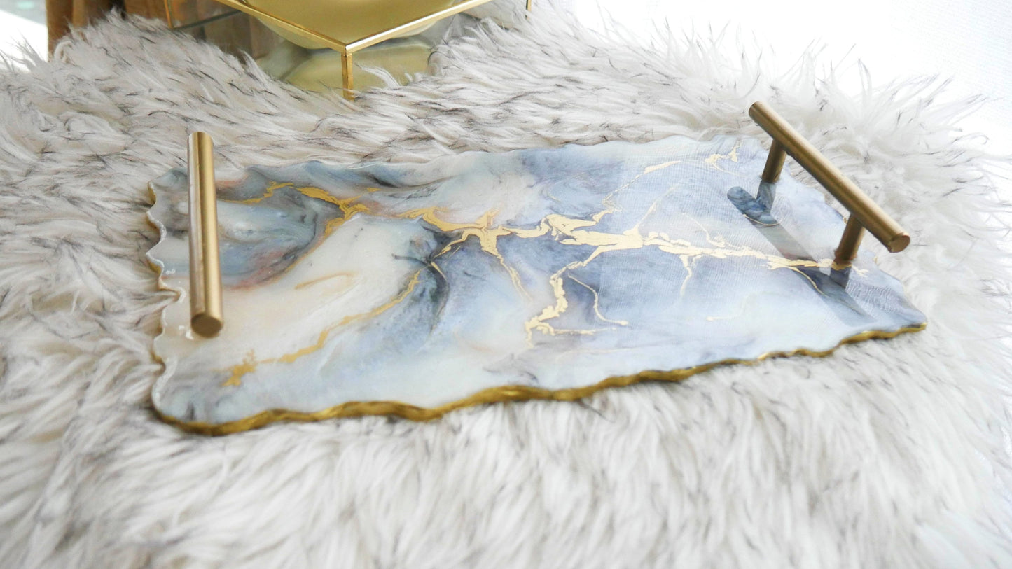Plateau en résine avec accents en marbre gris et doré