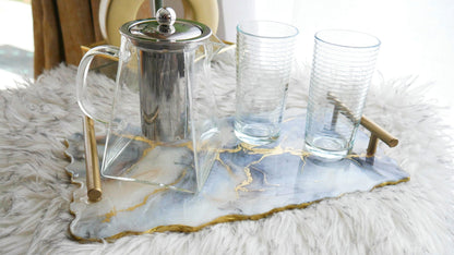 Plateau en résine avec accents en marbre gris et doré