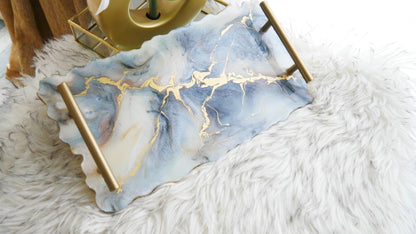 Plateau en résine avec accents en marbre gris et doré