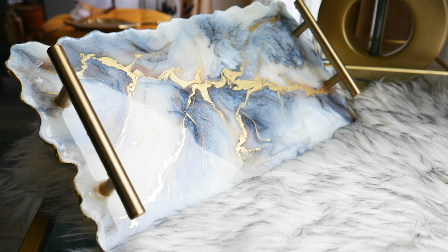 Plateau en résine avec accents en marbre gris et doré