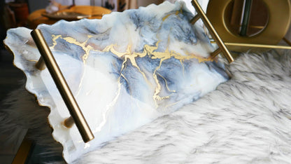 Plateau en résine avec accents en marbre gris et doré