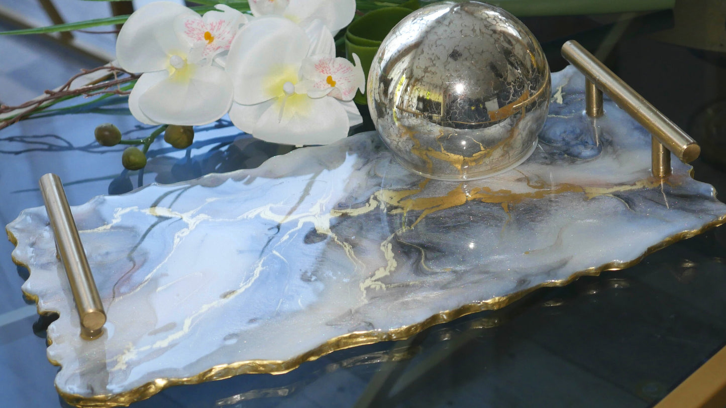 Plateau en résine avec accents en marbre gris et doré