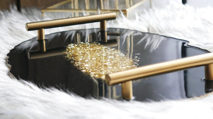 Plateau de service en résine noire avec poignées en feuille d'or