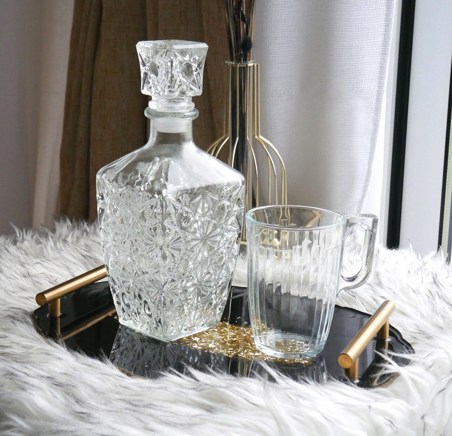 Plateau de service en résine noire avec poignées en feuille d'or