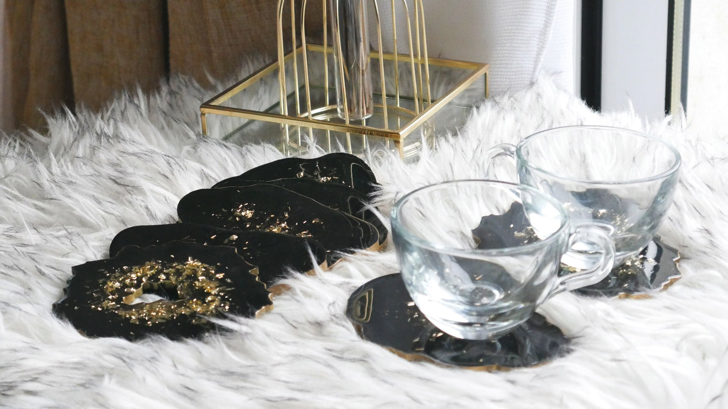 Dessous de verre en résine noire avec accent doré central
