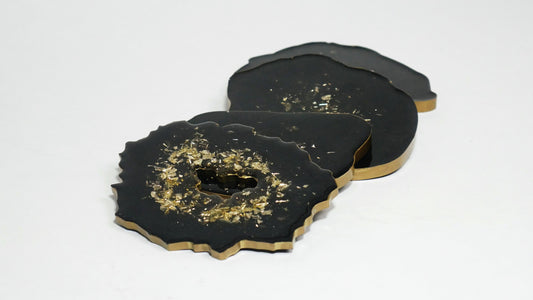 Dessous de verre en résine noire avec accent doré central