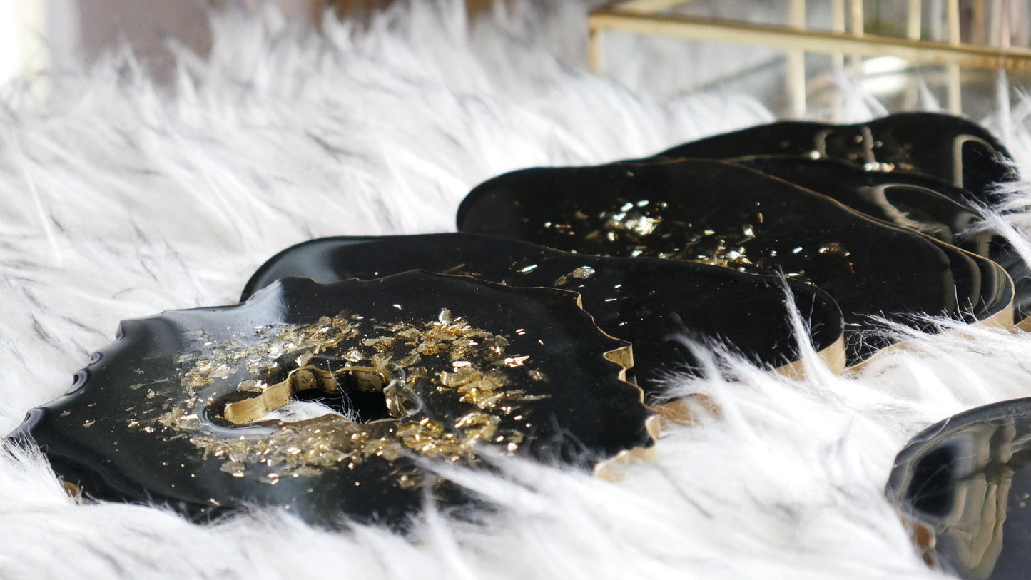 Dessous de verre en résine noire avec accent doré central