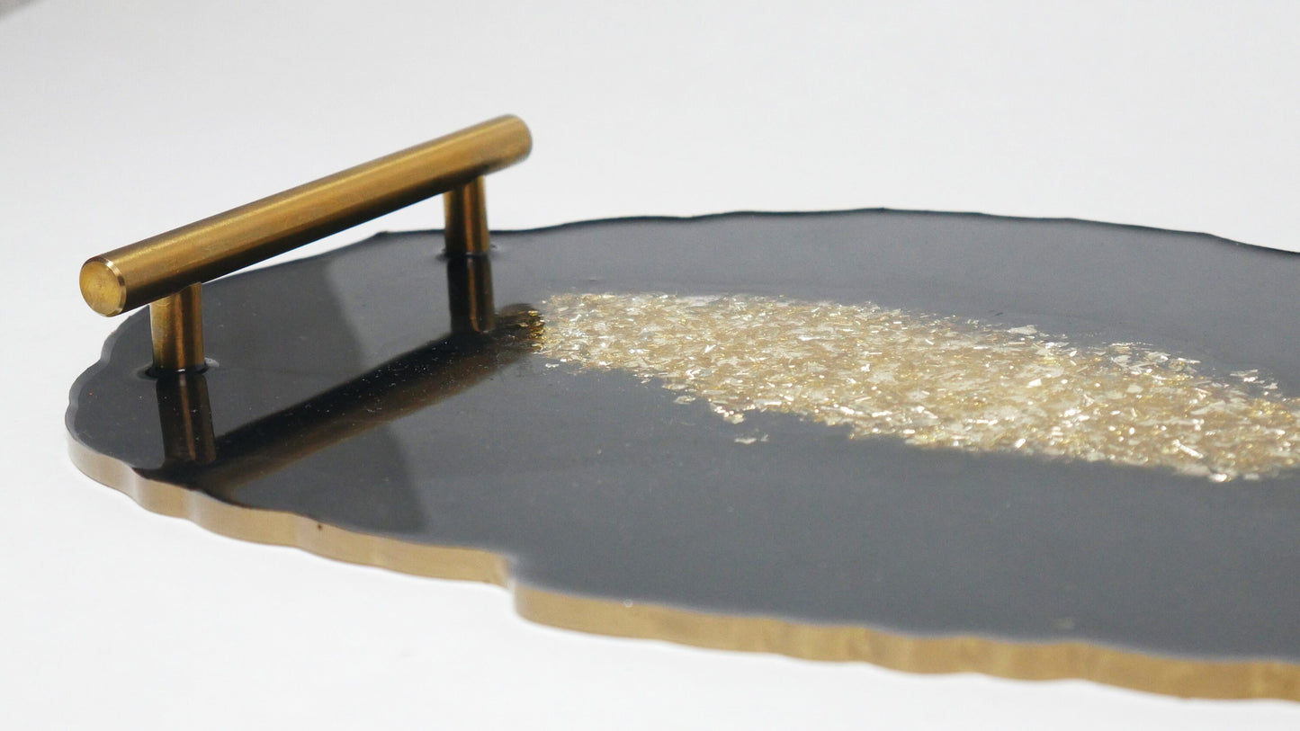 Plateau de service en résine noire avec poignées en feuille d'or