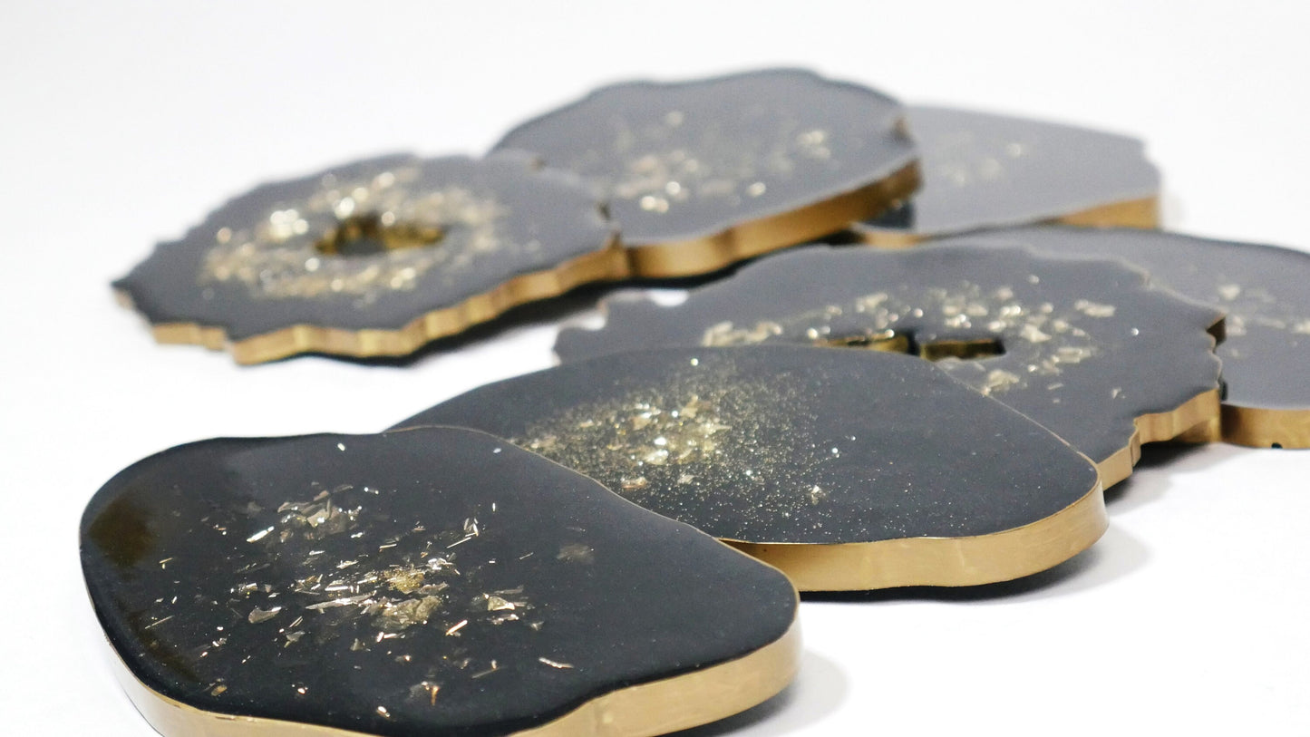 Dessous de verre en résine noire avec accent doré central