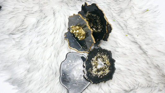 Support de dessous de verre en résine noire avec accents en cristal doré