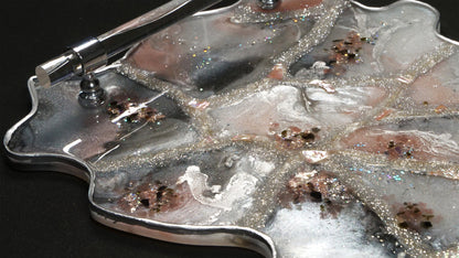 Plateau en résine rose et argent