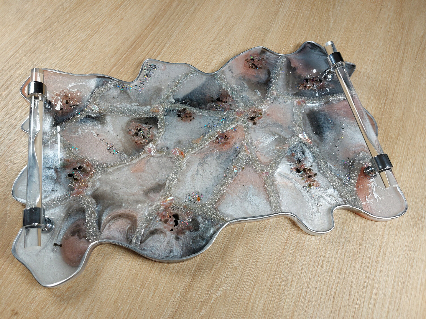 Plateau en résine rose et argent