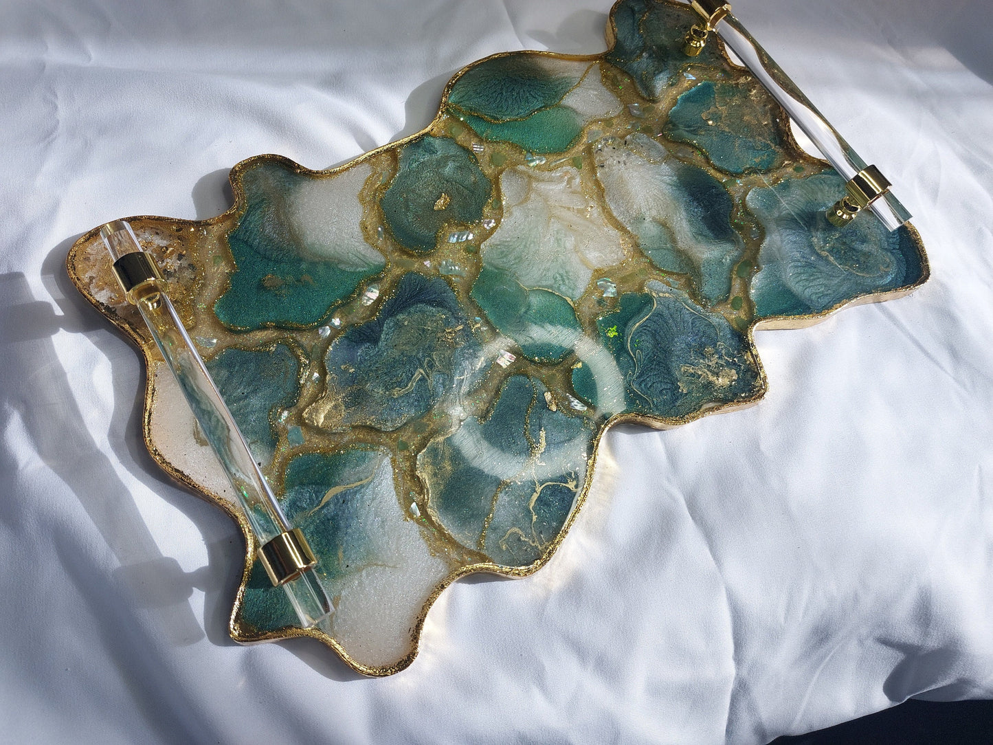 Plateau de service en résine géode émeraude avec poignées dorées
