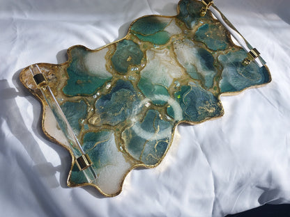 Plateau de service en résine géode émeraude avec poignées dorées